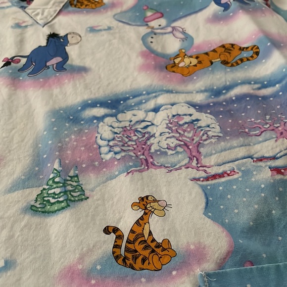 Disney winter 2 pocket scrub top - Picture 2 of 5